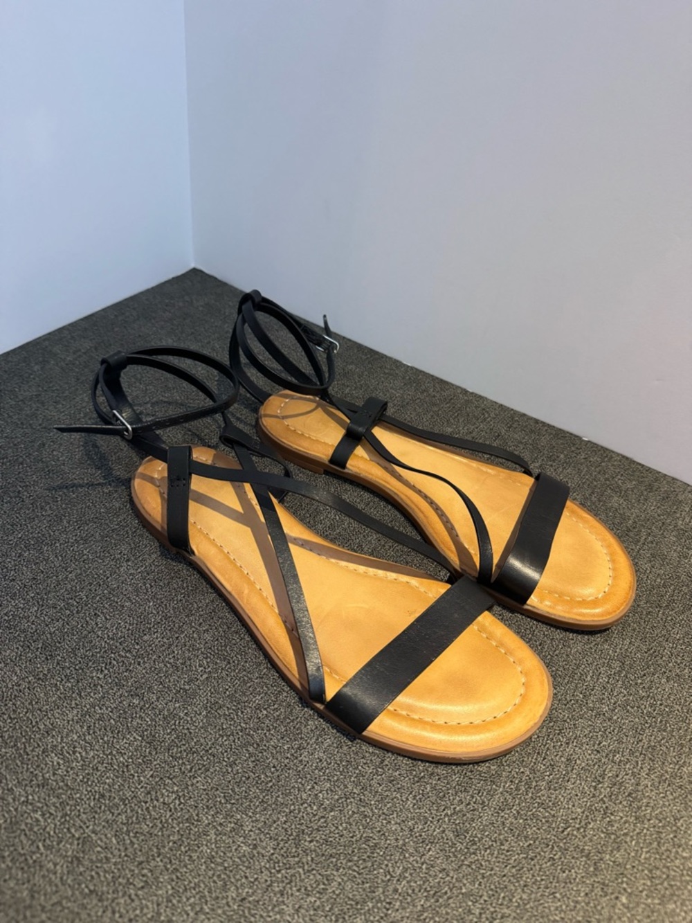 Gianni Bini Black Strappy Flat Ankle Strap Sandals Women's US Size 6